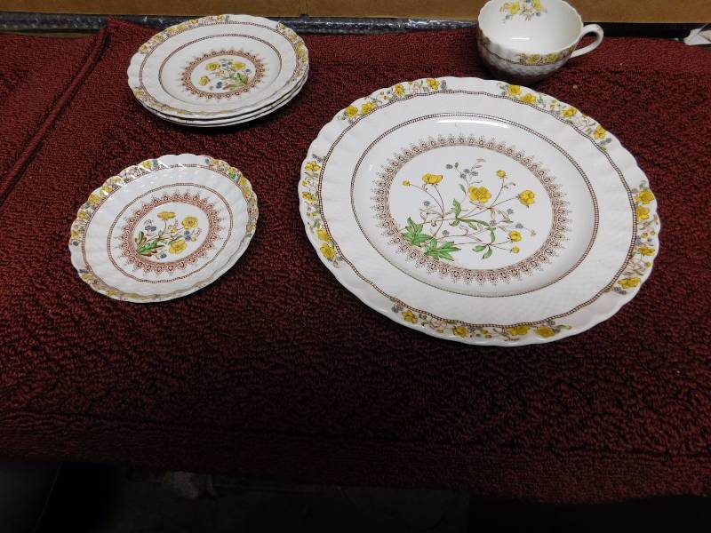 lot 36 image: Spode England buttercup pattern