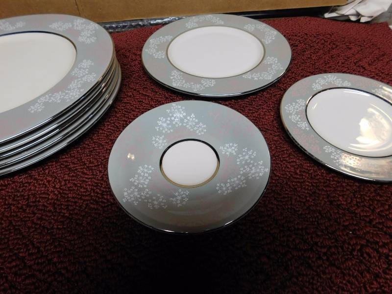 lot 37 image: Castleton China USA Lace pattern