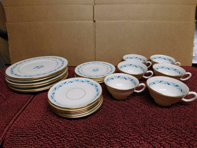 lot 42 image: Lenox Blue Ridge Pattern china