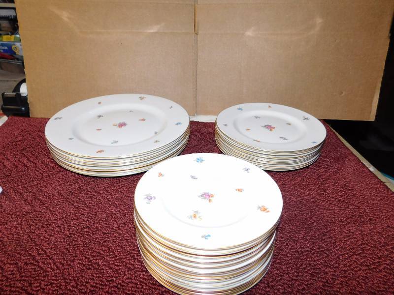 lot 43 image: Pickard china Floral Chintz 3004 USA