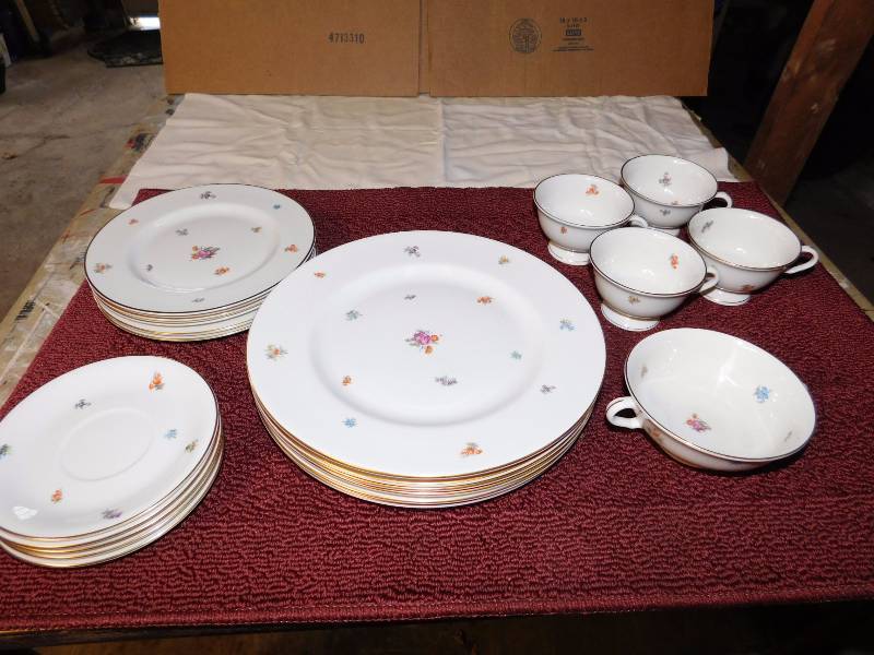 lot 44 image: Pickard china Floral Chintz 3004 USA