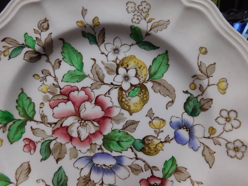 lot 47 image: Royal Doulton monmouth d-6195 bone china Made in England