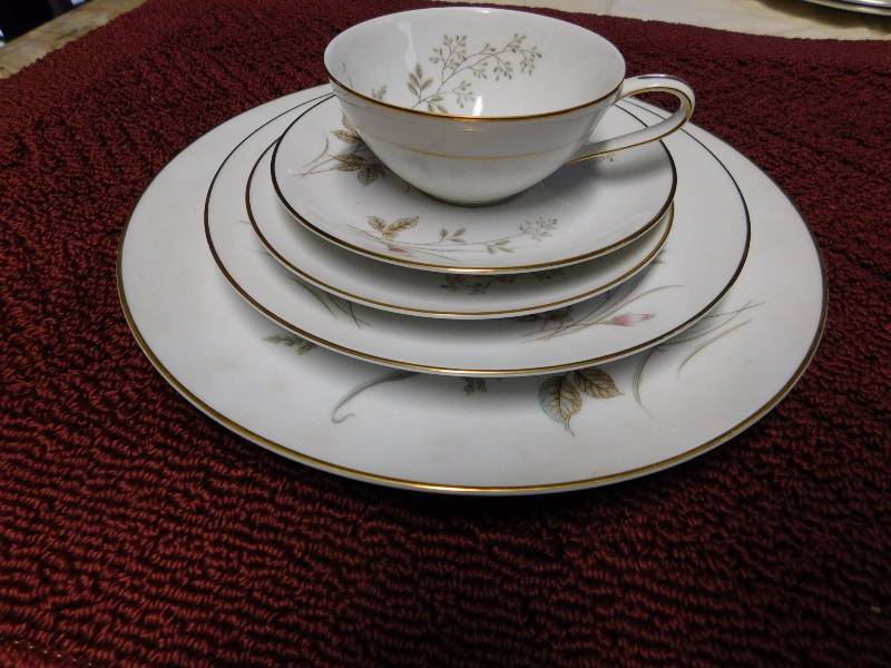 lot 49 image: noritake luise 5763 PinkBrown Roses, BlueBrown Leaves