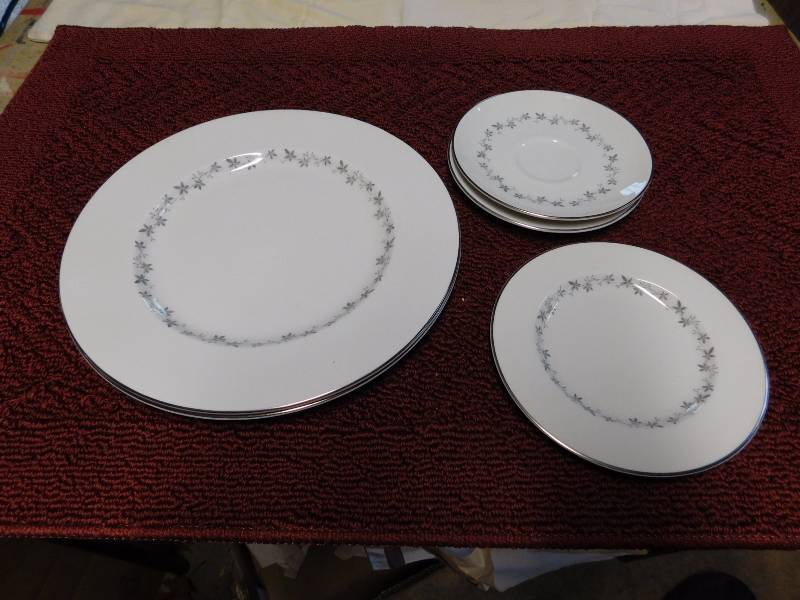 lot 50 image: royal doulton  china cadence pattern