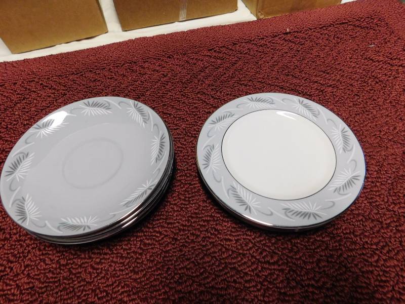 lot 19 image: Continental White china pattern Made by Flintridge.