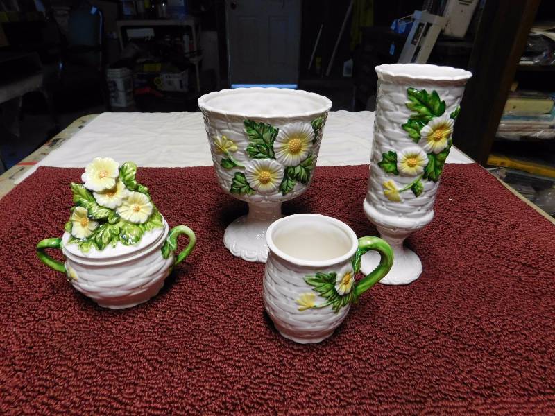 lot 18 image: goe z. lefton 4 Vintage Rustic Daisy items