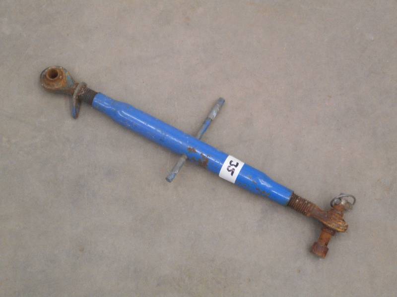 lot 35 image: Medium-Sized 3-Point Hitch Turnbuck...