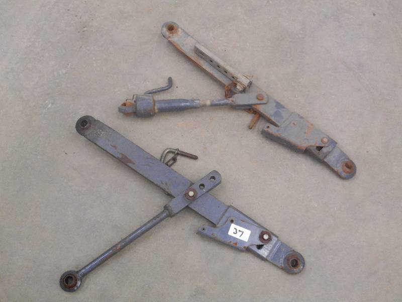 lot 37 image: Compact Tractor 3-Point Hitch Linka...