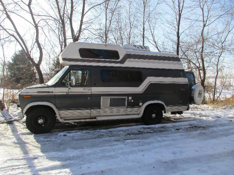 lot 6 image: 1990 Ford Camper