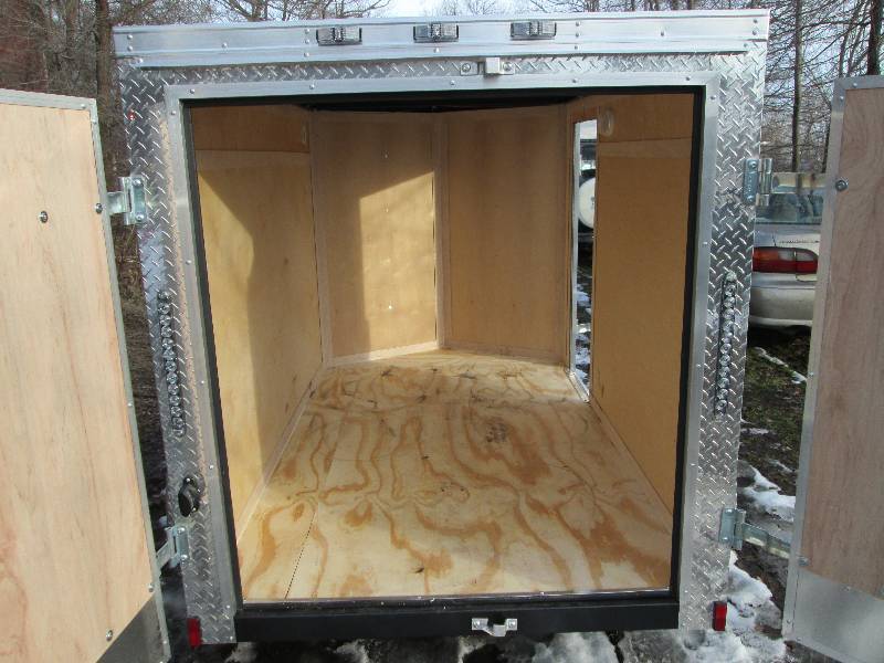 lot 4-1 image: 5 - 8 Enclosed Trailer