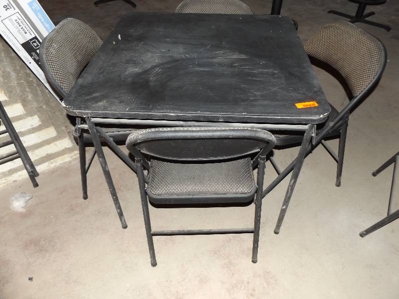 Card table 34 x 34 square w4 folding chairs (used condition)