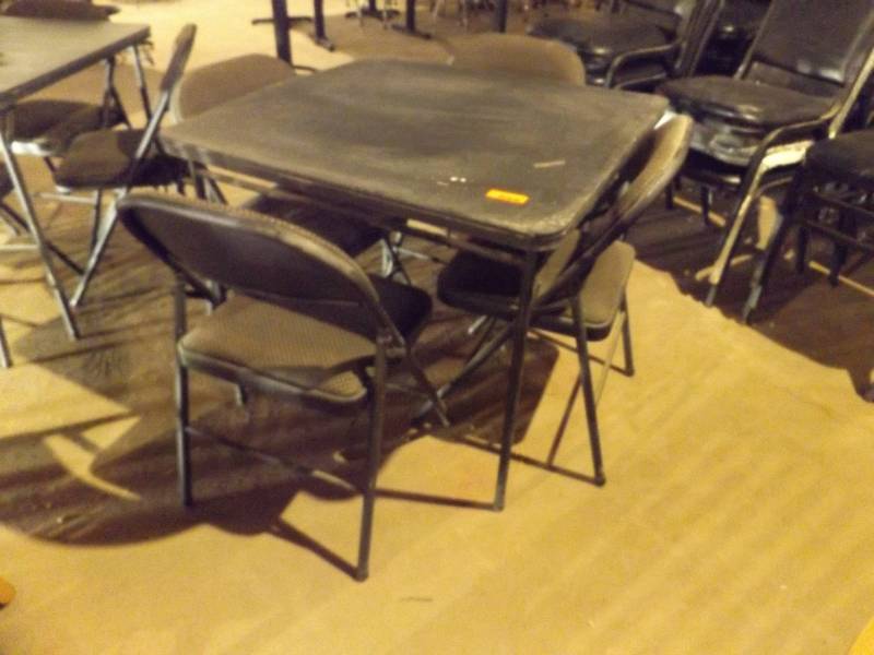 Card table 34x 34 square w4 folding chairs (used condition)