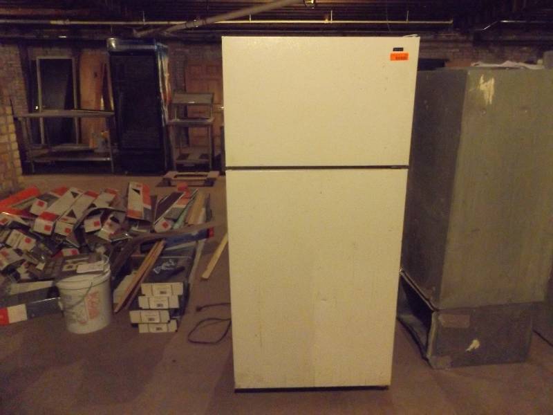 Hotpoint refrigeratorfreezer, 28W x 62H (exterior and interior damage)