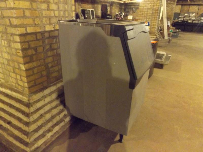Scotsman ice chest, model B530P (missing top lid)