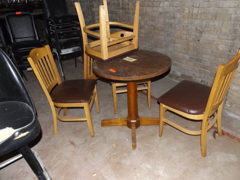 28 round table with 4 woodvinyl seat chairs (table needs TLC)