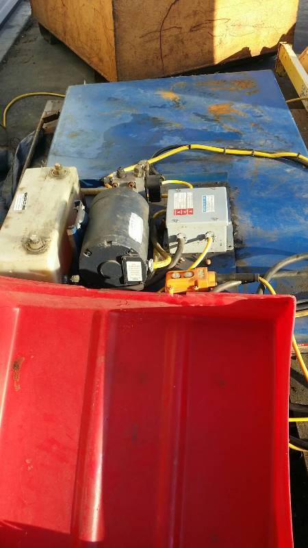 Hydraulic lift table