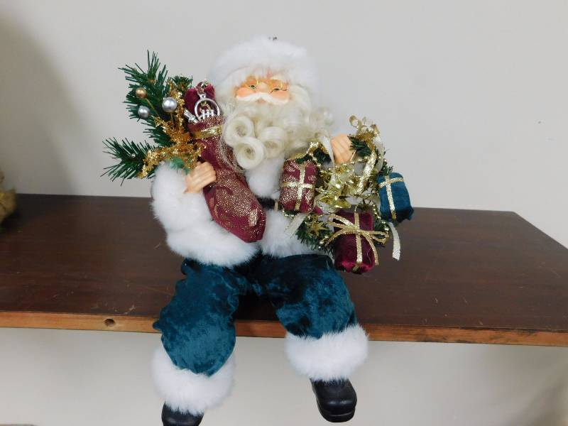 lot 16 image: Green sitting shelf Santa was used as a model for Christmas paintings