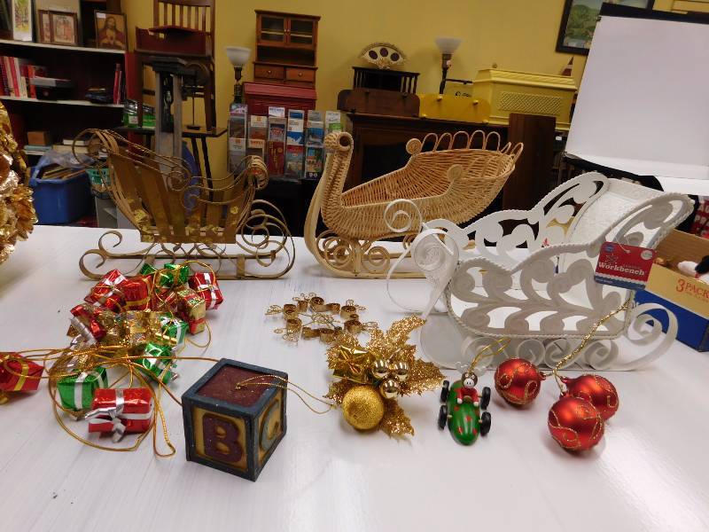 lot 22 image: lot of Christmas sleighs and more