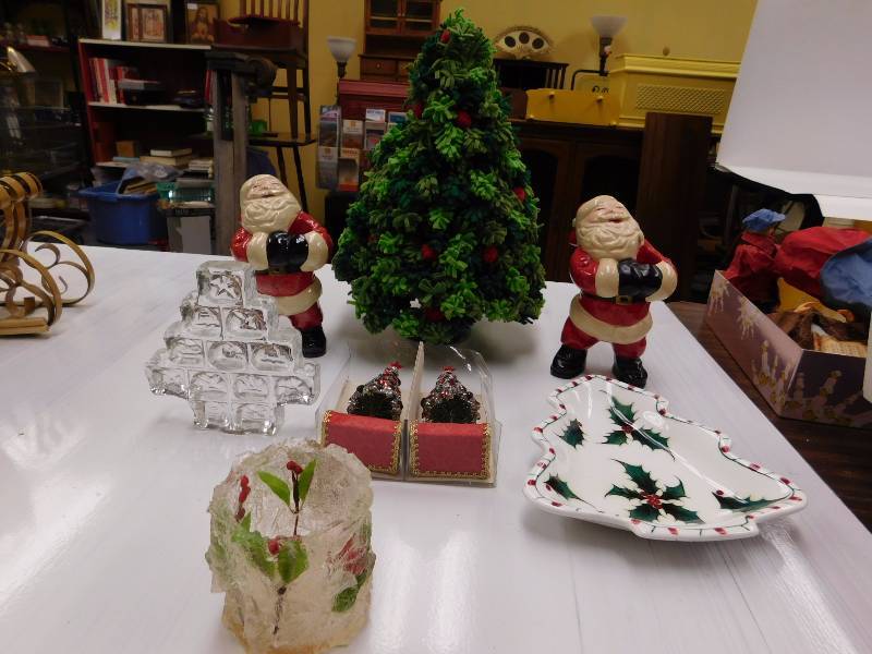 lot 23 image: lot of Christmas decorations