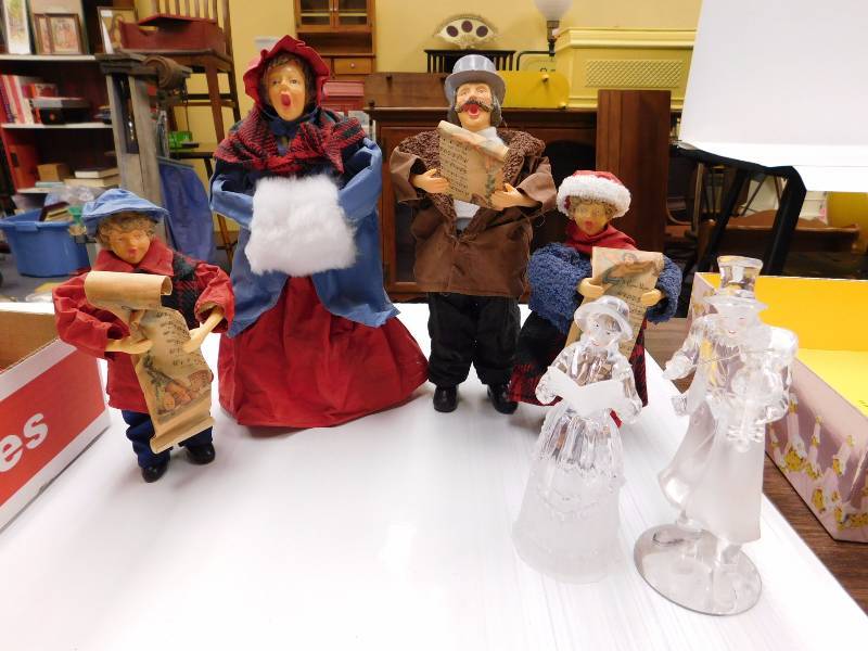 lot 24 image: Tabletop Christmas carolers 4 starched material hand made and 2 glass