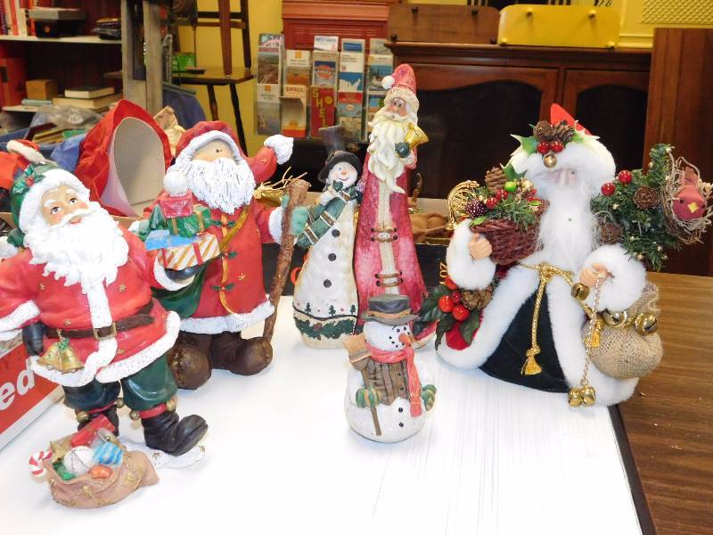 lot 26 image: Santas and snowmen