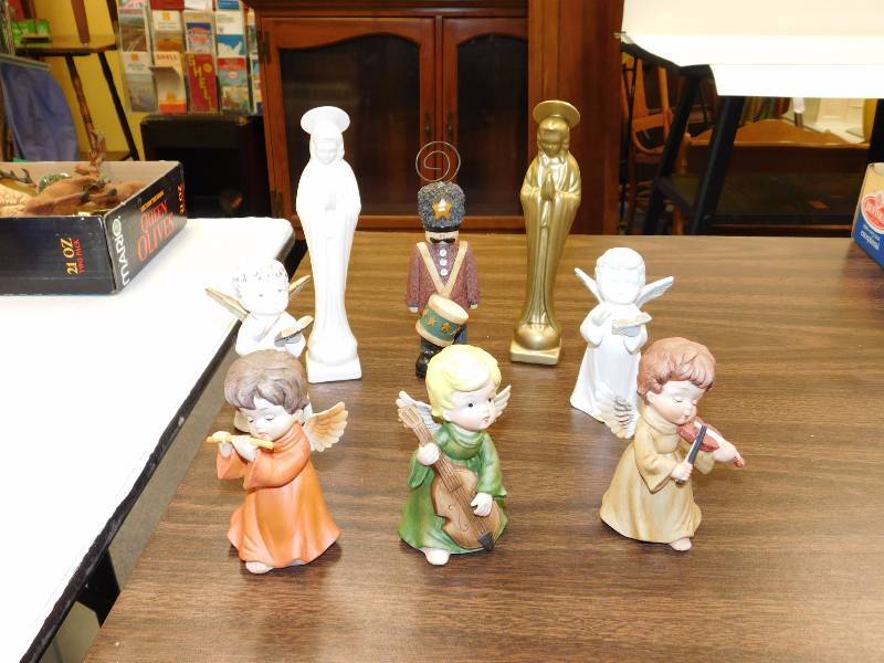 lot 27 image: 3 angels  2 mother Mary   2 carolers