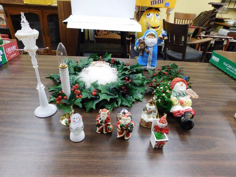lot 31 image: Christmas decor see photos