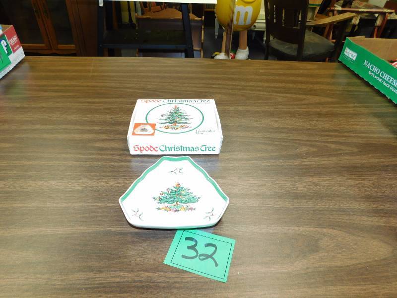 lot 32 image: Spode  Christmas tree triangular plate