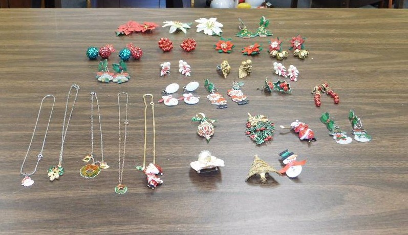 lot 34 image: lot of costume Christmas jewelry please see photos