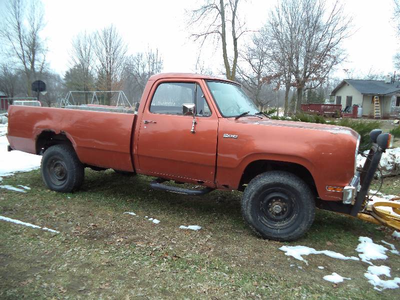 lot 1 image: 1972 Dodge 200 wLeo Plow