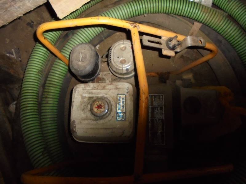 lot 22 image: Sweeney Bros Drain Pump with Hose