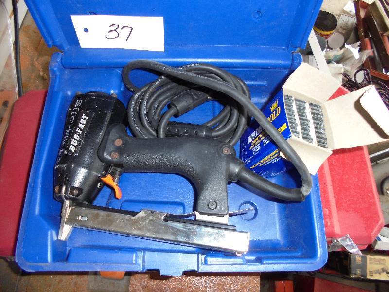 lot 37 image: Duo Fast Staple Gun wBox of Staples