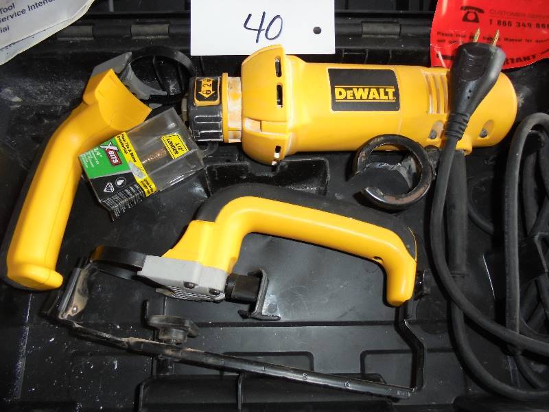 lot 40 image: Dewalt Heavy Duty Cut Out Tool
