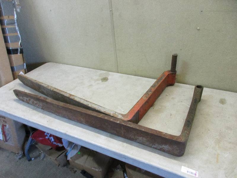 2 pin style pallet forks