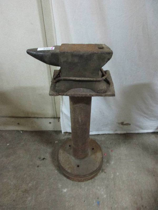 Anvil on heavy duty stand