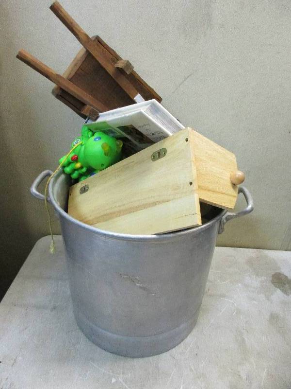 Aluminum pot