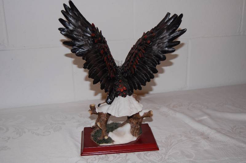 lot 11 image: Eagle in Snow