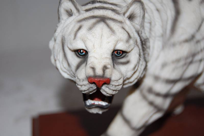 lot 46 image: White Tiger Statue