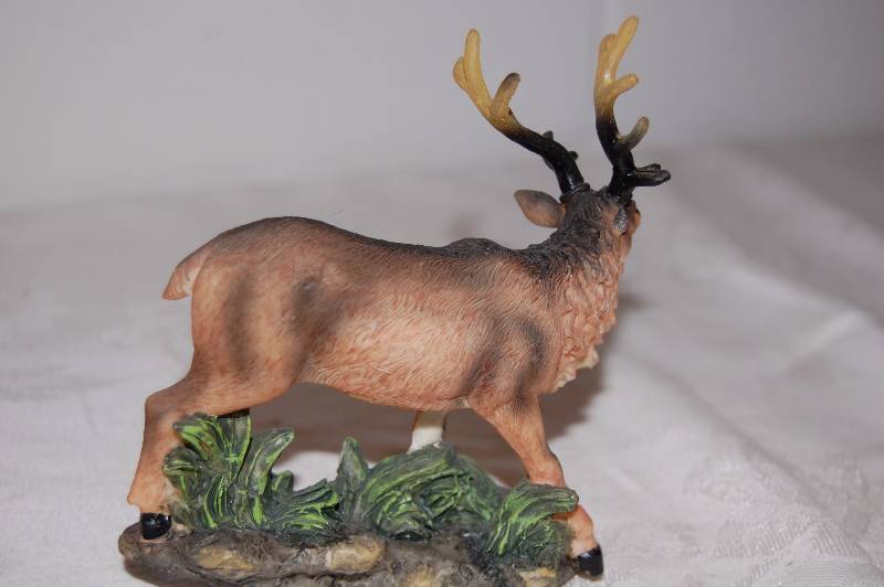 lot 51 image: Safari Animal Statue