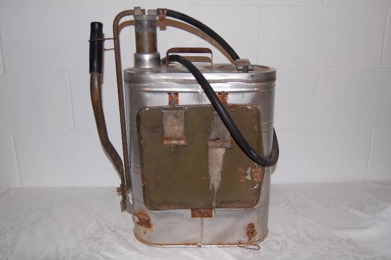 lot 4 image: Vintage Backpack Fire Pump