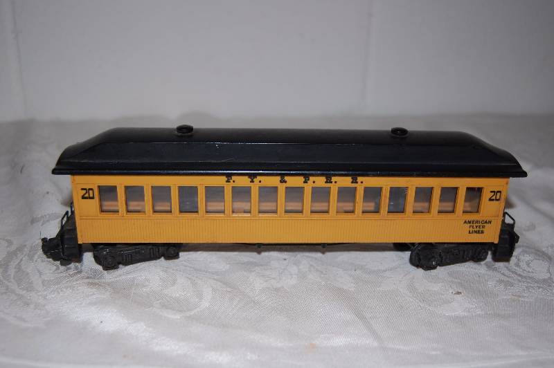 lot 87 image: American Flyer Model Train Car