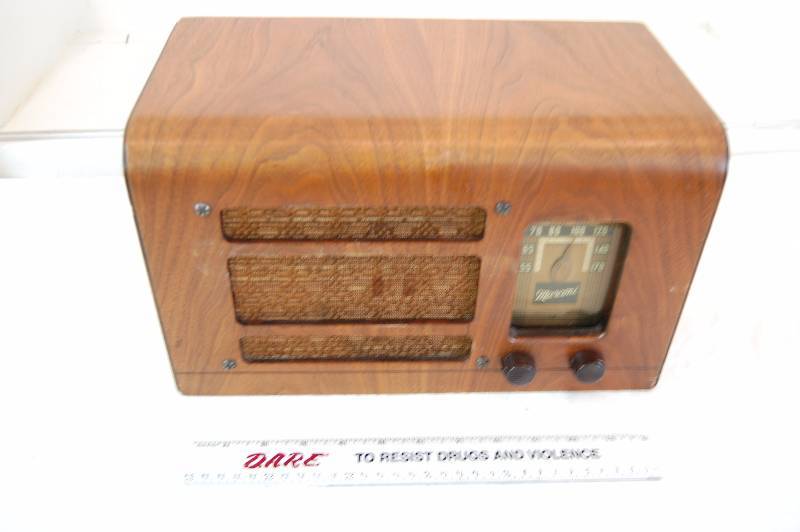 lot 100 image: Vintage Radio