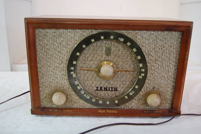 lot 102 image: Vintage Radio
