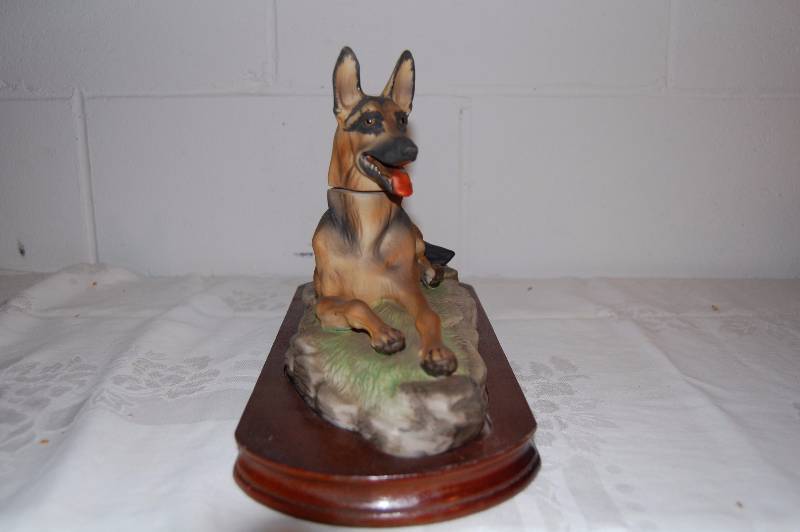lot 129 image: Dog Whiskey Decantor