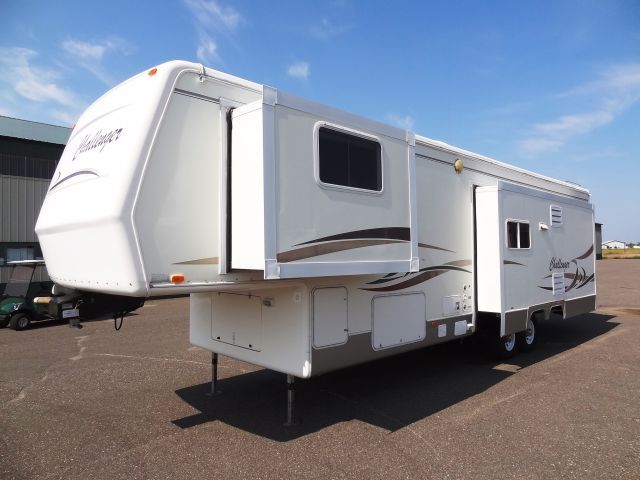 lot 3 image: 2001 Damon Challenger 35TKB Triple Slide-out 5th Wheel