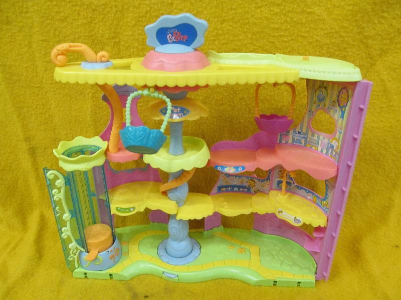 Littlest Pet Shop Pet Town