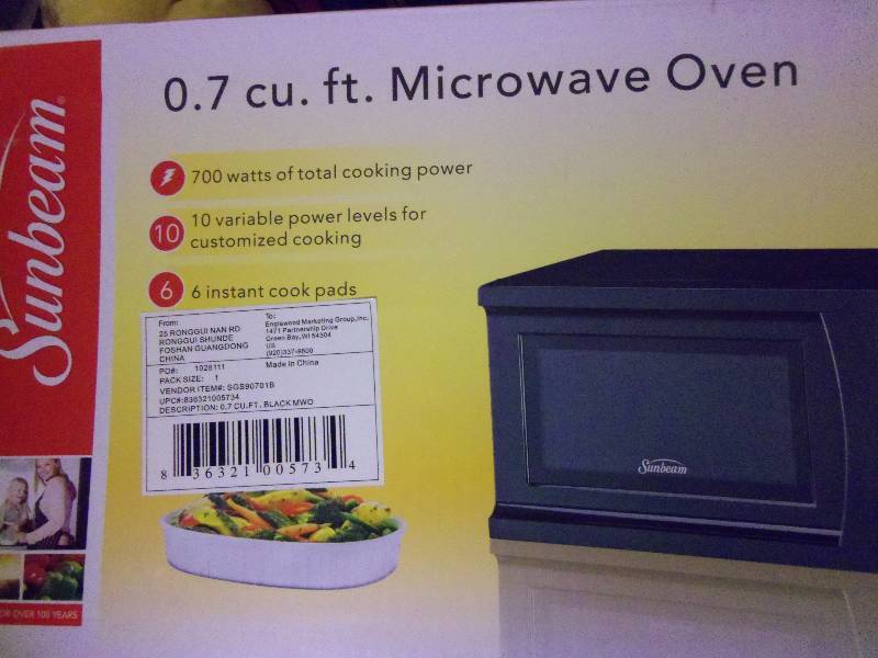 lot 61 image: 0.7 Cubic Foot Sunbeam Microwave Oven