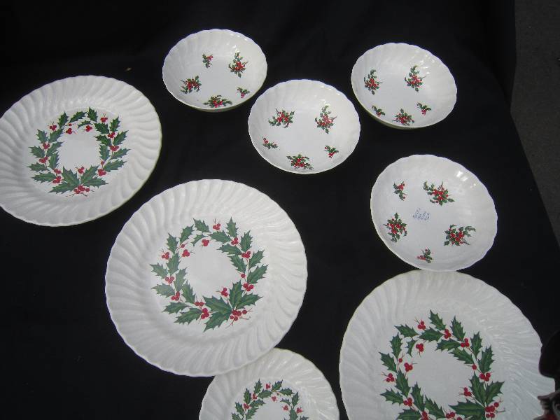 Holly Dishes - 3 Dinner Plates, 3 Bowls, 1 Small Plate & 1 Candy Dish