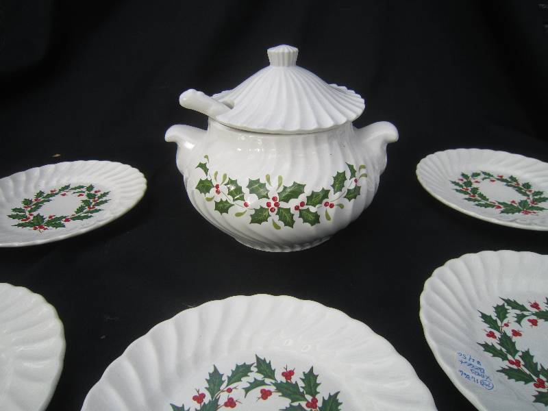 Holly Dishes - Gravy Boat & 4 Small Plates