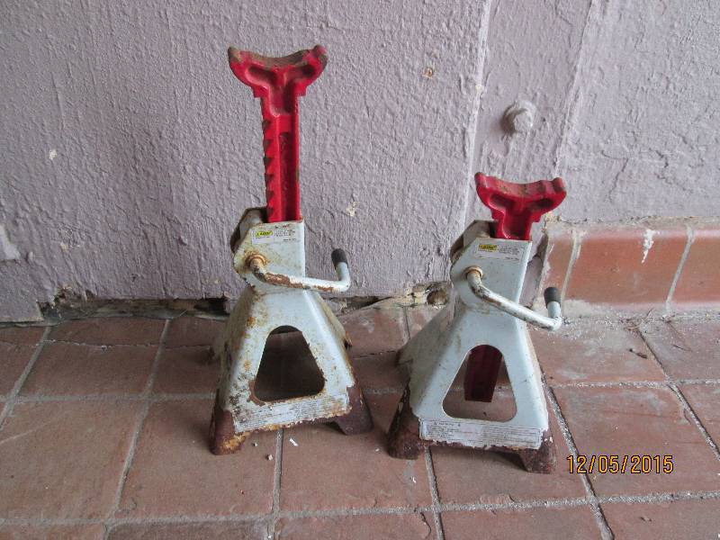 2 vechicle jack stands ...